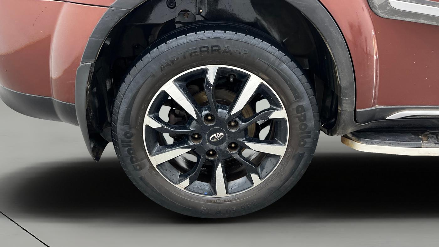 2018 Mahindra XUV500 W11 AT, Diesel, Automatic, 43,833 km, Right Rear Wheel