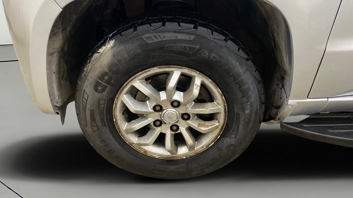 2016 Mahindra TUV300 T8, Diesel, Manual, 1,19,162 km, Left Front Wheel