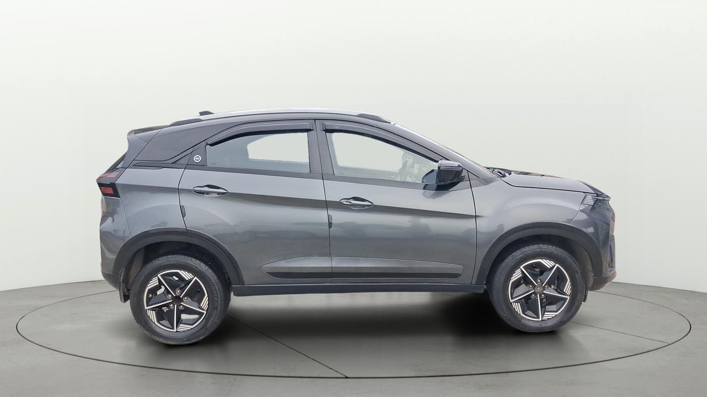 2023 Tata NEXON FEARLESS + SUNROOF AMT DUAL TONE 1.5 DIESEL, Diesel, Automatic, 38,428 km, Right Side View