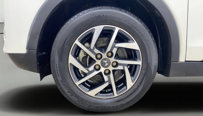 2022 Mahindra XUV300 W8 (O) 1.2 PETROL AMT, Petrol, Automatic, 30,355 km, Left Front Wheel