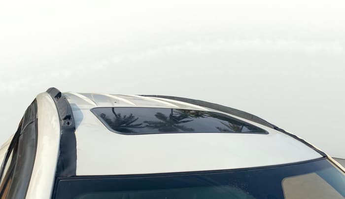 2017 Mahindra XUV500 W10 AT 1.99, Diesel, Automatic, 1,06,848 km, Roof