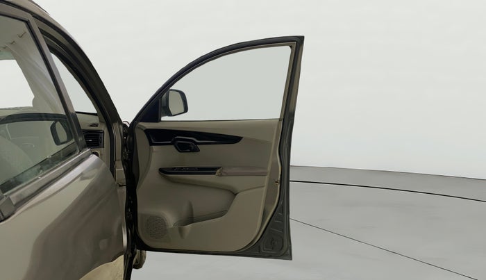 2016 Mahindra Kuv100 K6 6 STR, Petrol, Manual, 13,528 km, RHS Front Door