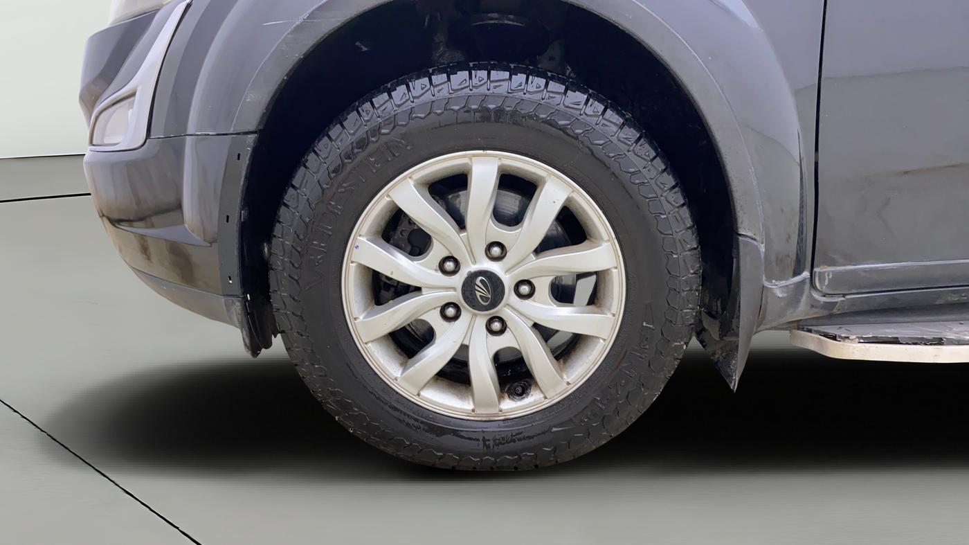 2016 Mahindra XUV500 W10 AT, Diesel, Automatic, 1,11,214 km, Left Front Wheel