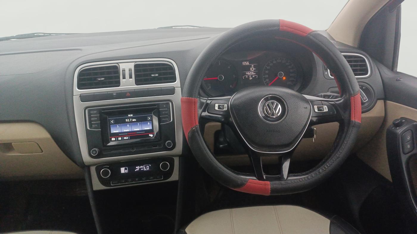 2016 Volkswagen Polo HIGHLINE1.5L, Diesel, Manual, 1,46,206 km, Steering Wheel Close Up