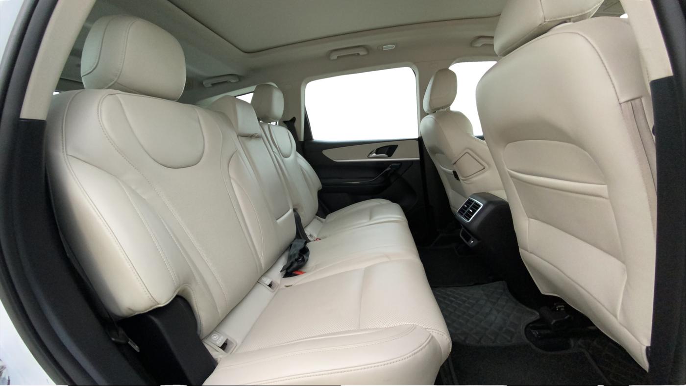 2022 Mahindra XUV700 AX 7 LUXURY P AT 7 STR, Petrol, Automatic, 63,719 km, Right Side Rear Door Cabin