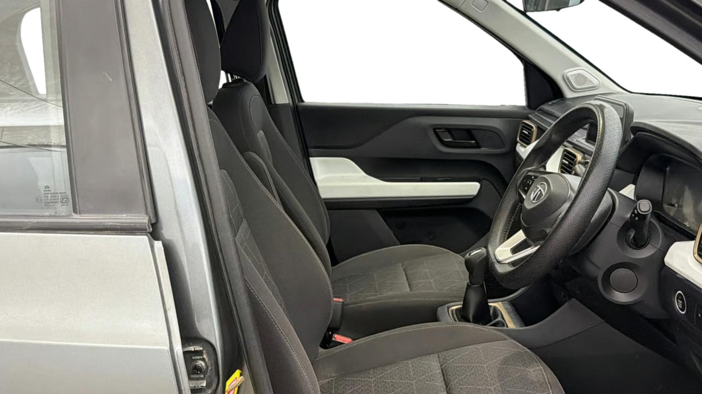 2023 Tata PUNCH ACCOMPLISHED DAZZLE SUNROOF CNG MT, CNG, Manual, 56,886 km, Right Side Front Door Cabin