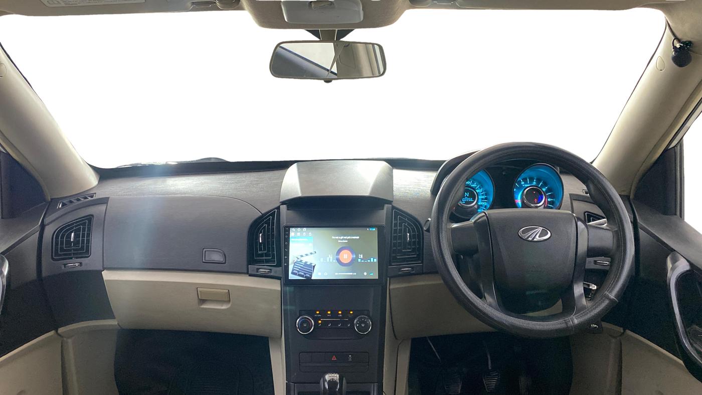 2017 Mahindra XUV500 W4, Diesel, Manual, 1,02,257 km, Dashboard
