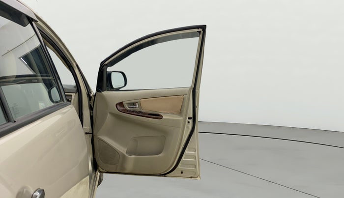 2014 Toyota Innova 2.5 VX 8 STR, Diesel, Manual, 79,175 km, RHS Front Door