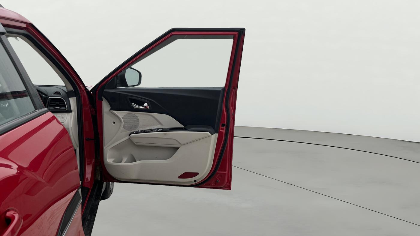 2023 Mahindra XUV300 W8 (O) 1.2 PETROL AMT, Petrol, Automatic, 9,410 km, RHS Front Door