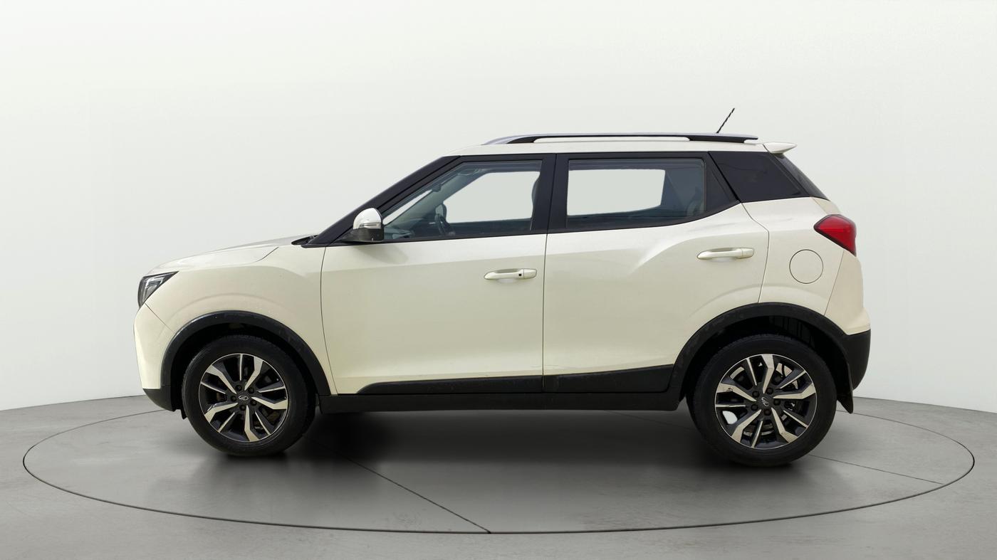 2019 Mahindra XUV300 W8 (O) 1.5 DIESEL AMT, Diesel, Automatic, 1,40,621 km, Left Side