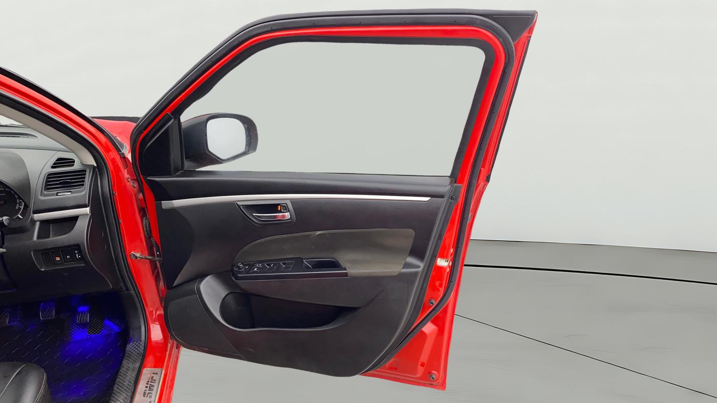 2017 Maruti Swift VXI O, Petrol, Manual, 50,836 km, RHS Front Door