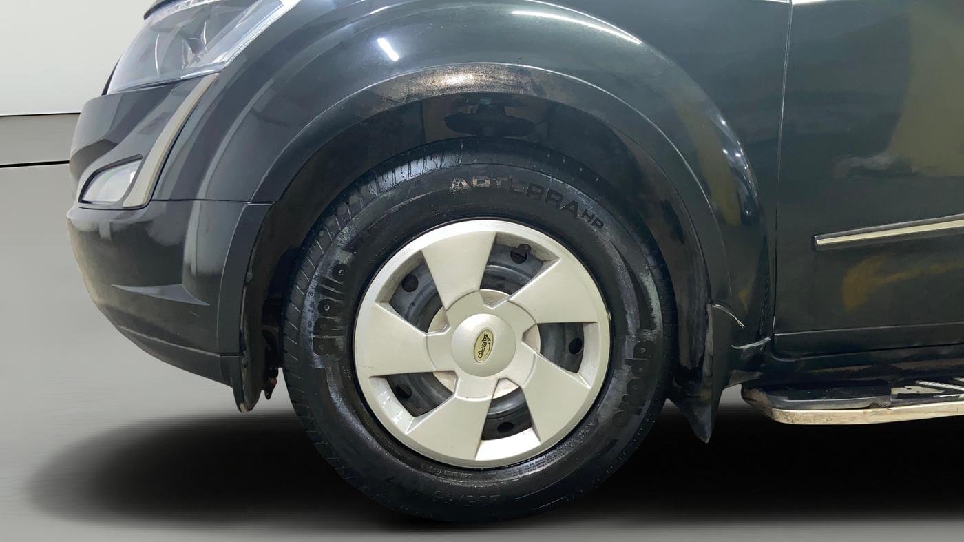 2019 Mahindra XUV500 W7, Diesel, Manual, 1,03,090 km, Left Front Wheel