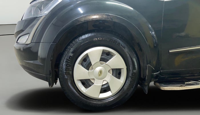 2019 Mahindra XUV500 W7, Diesel, Manual, 1,03,090 km, Left Front Wheel