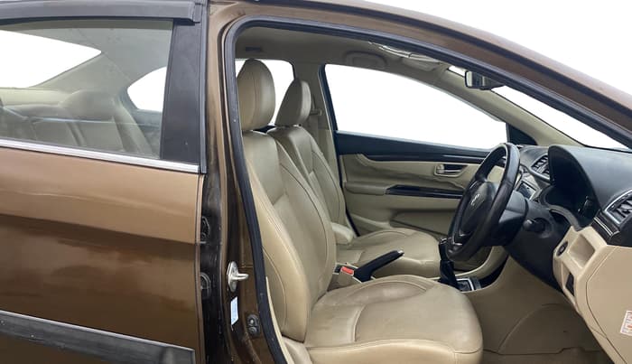 2016 Maruti Ciaz ZXI+, Petrol, Manual, 1,25,636 km, Right Side Front Door Cabin