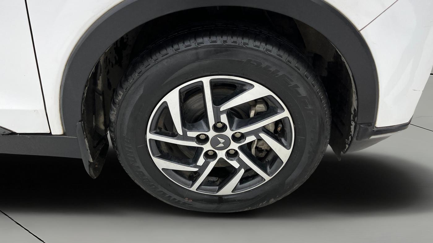 2024 Mahindra XUV300 W8 (O) 1.2 PETROL AMT, Petrol, Automatic, 16,200 km, Right Front Wheel