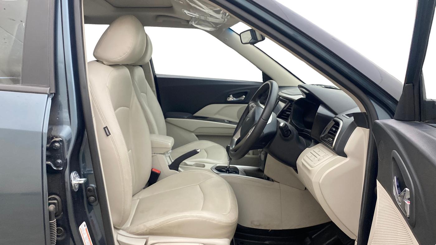 2024 Mahindra XUV300 W8 (O) 1.2 PETROL AMT, Petrol, Automatic, 15,125 km, Right Side Front Door Cabin