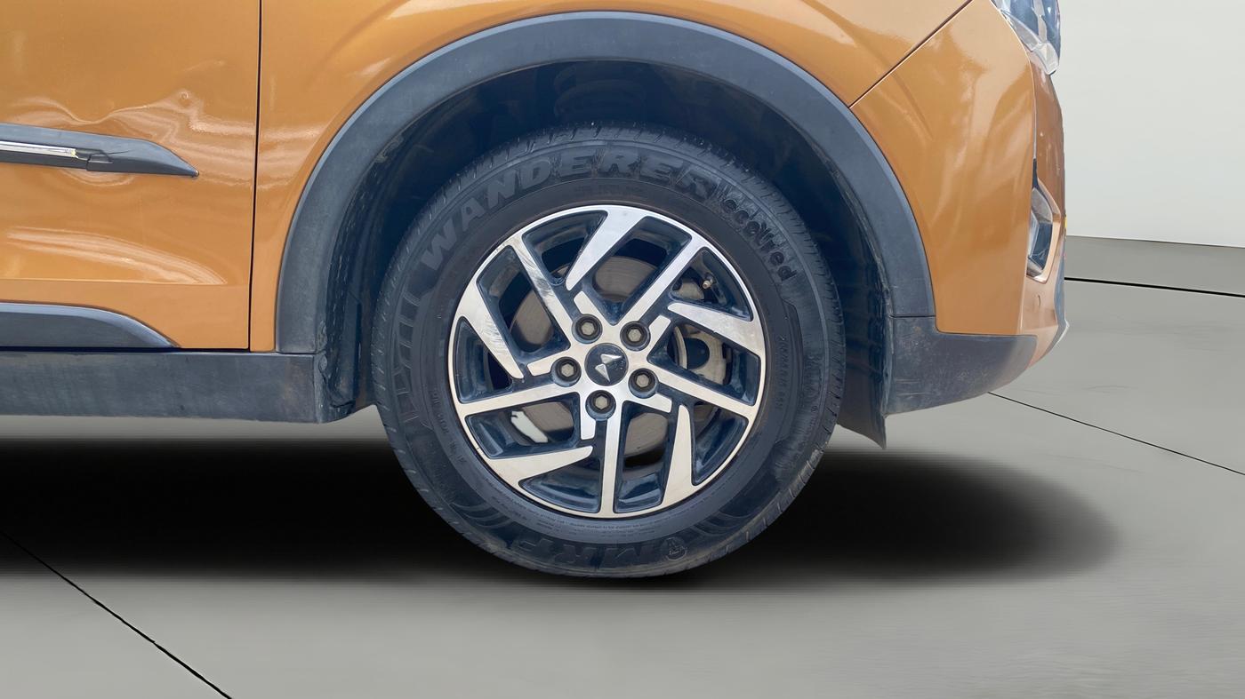 2022 Mahindra XUV300 W8(O) 1.2 PETROL DUAL TONE, Petrol, Manual, 66,105 km, Right Front Wheel