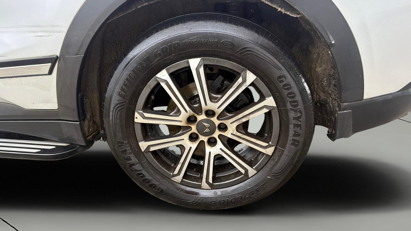 2022 Mahindra XUV700 AX 7 P AT 7 STR, Petrol, Automatic, 56,055 km, Left Rear Wheel