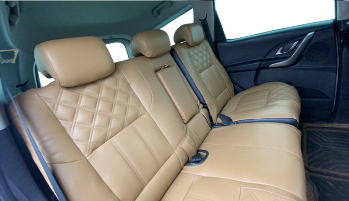 2019 Mahindra XUV500 W9, Diesel, Manual, 66,370 km, Right Side Rear Door Cabin