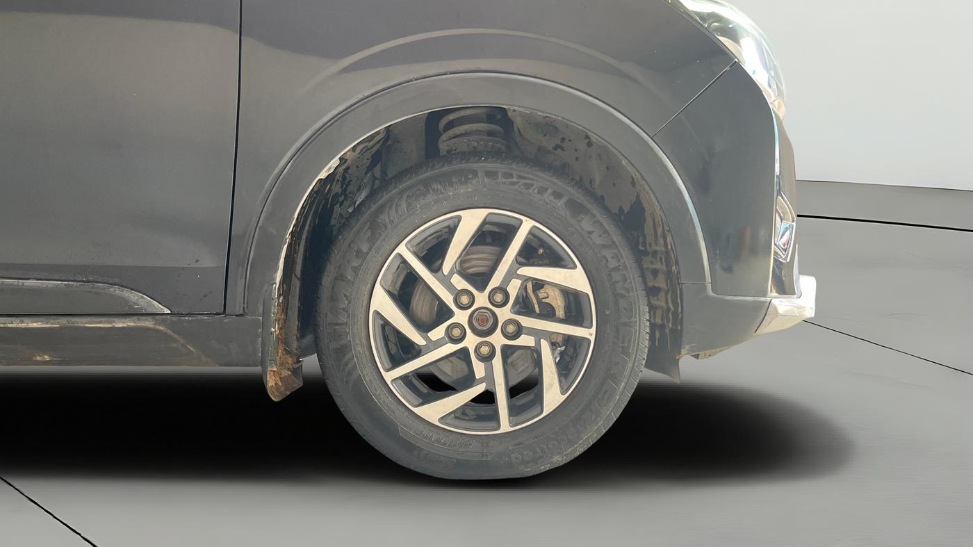 2022 Mahindra XUV300 W8 (O) 1.2 PETROL, Petrol, Manual, 42,061 km, Right Front Wheel