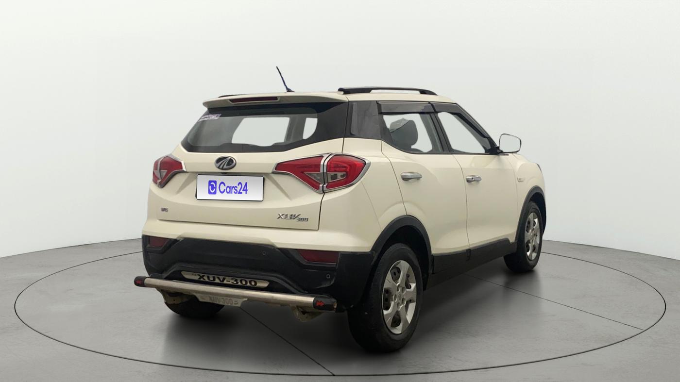 2020 Mahindra XUV300 W6 1.2 PETROL, Petrol, Manual, 1,23,203 km, Right Back Diagonal