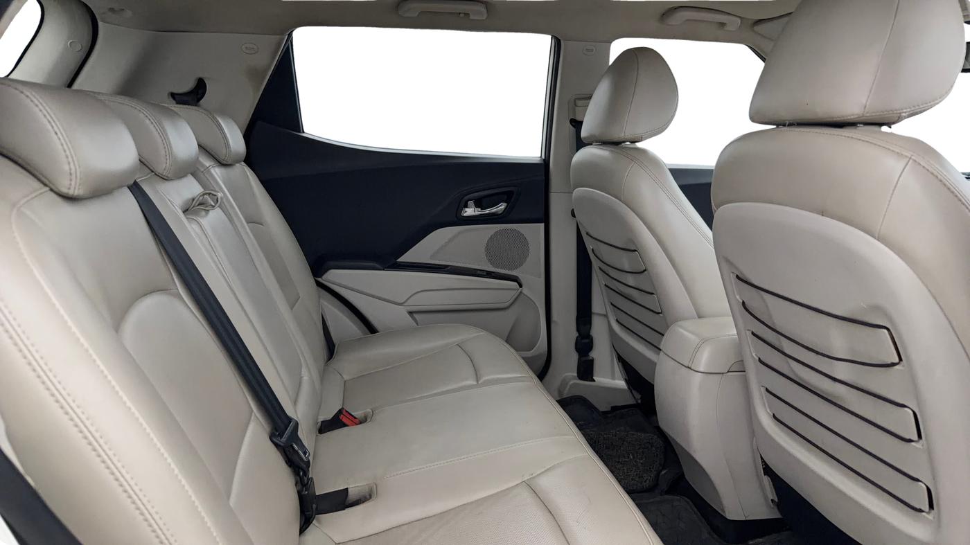 2019 Mahindra XUV300 W8 (O) 1.2 PETROL, Petrol, Manual, 64,948 km, Right Side Rear Door Cabin
