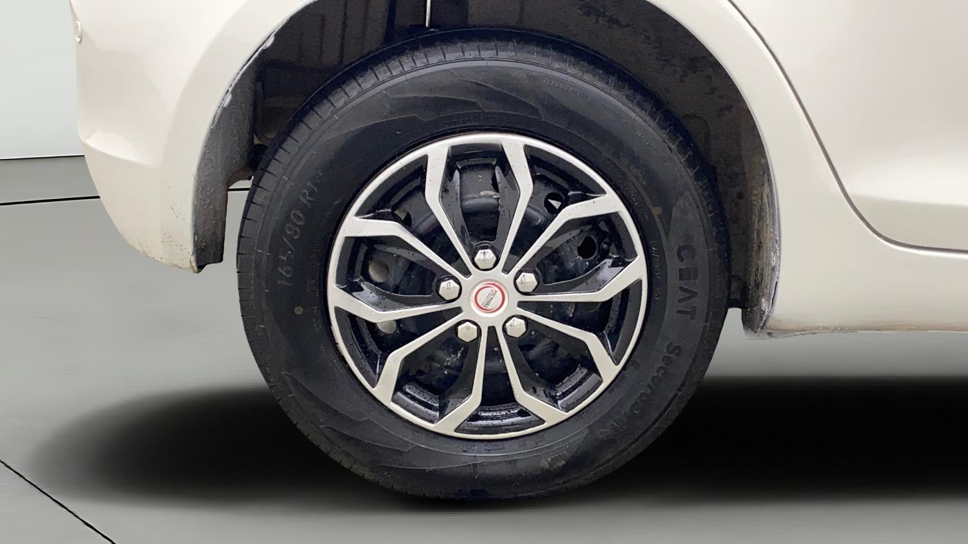 2015 Maruti Swift VXI, Petrol, Manual, 46,984 km, Right Rear Wheel