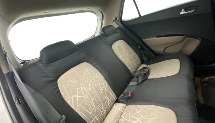 2016 Hyundai Grand i10 SPORTZ 1.1 CRDI, Diesel, Manual, 1,06,501 km, Right Side Rear Door Cabin