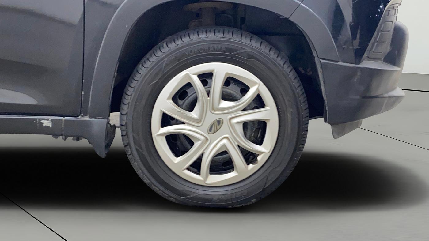 2017 Mahindra Kuv100 K4 6 STR, Petrol, Manual, 39,182 km, Right Front Wheel