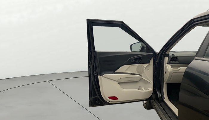 2022 Mahindra XUV300 W6 1.2 PETROL, Petrol, Manual, 26,436 km, LHS Front Door