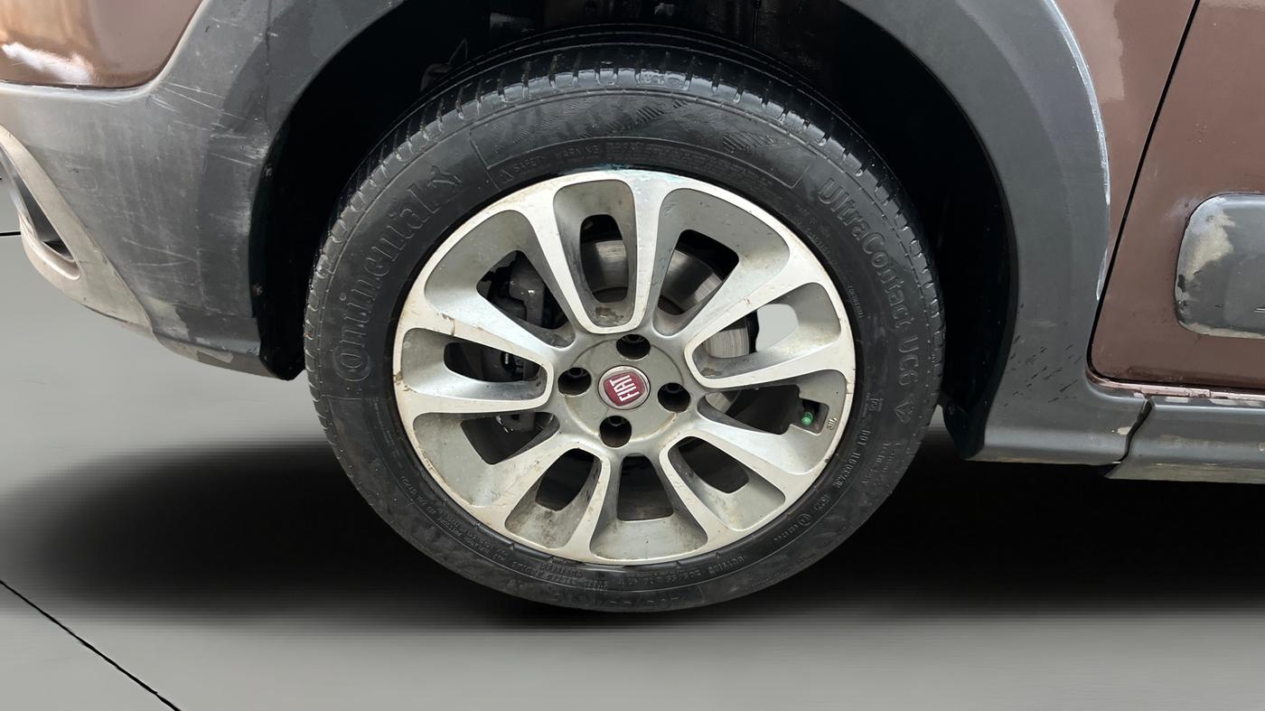 2014 Fiat Avventura EMOTION MULTIJET 1.3, Diesel, Manual, 1,11,987 km, Left Front Wheel