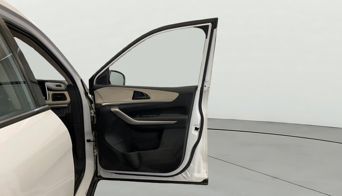 2022 Mahindra XUV700 AX 3 P MT 5 STR, Petrol, Manual, 45,328 km, RHS Front Door