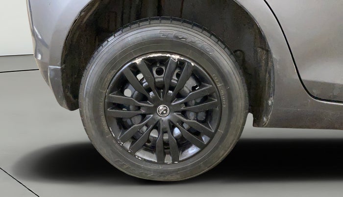 2015 Maruti Swift VXI, CNG, Manual, 75,871 km, Right Rear Wheel