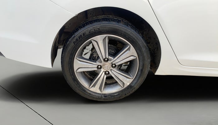 2017 Hyundai Verna 1.6 VTVT SX (O) AT, Petrol, Automatic, 43,429 km, Right Rear Wheel