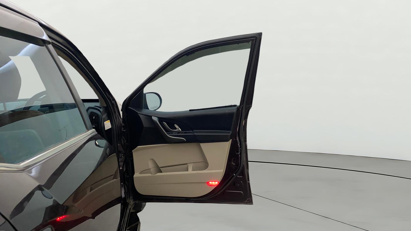 2018 Mahindra XUV500 W10 AT, Diesel, Automatic, 99,702 km, RHS Front Door