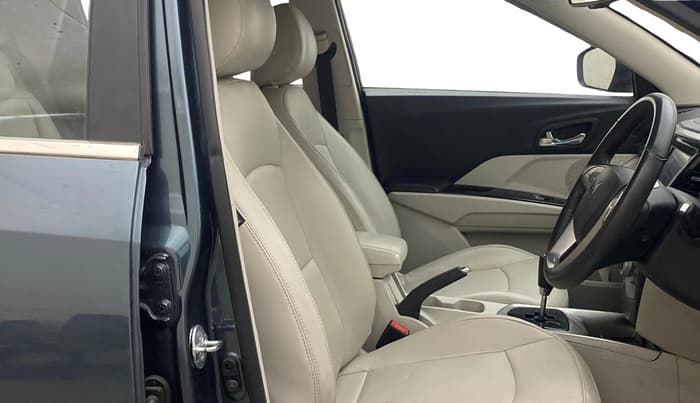 2022 Mahindra XUV300 W8 (O) 1.2 PETROL AMT, Petrol, Automatic, 1,19,785 km, Right Side Front Door Cabin