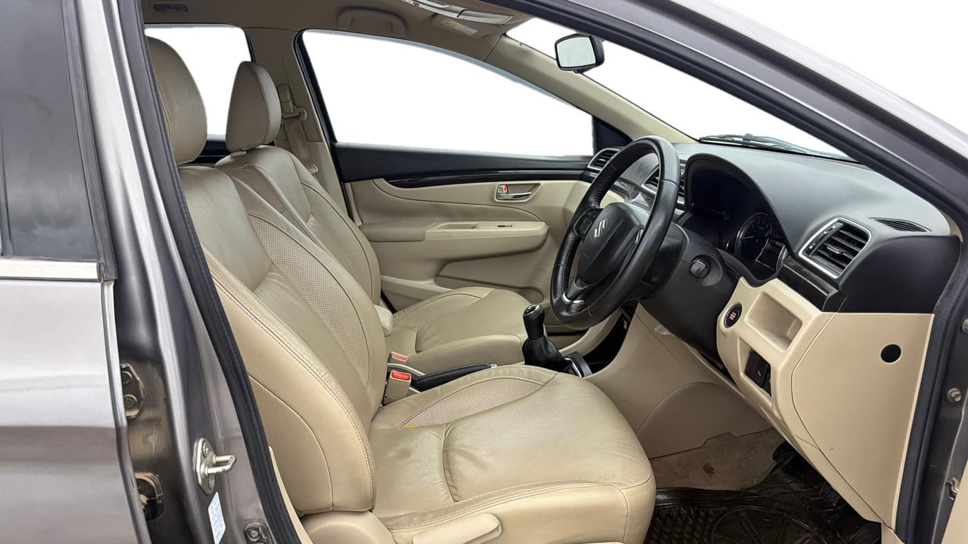 2015 Maruti Ciaz ZXI+, Petrol, Manual, 49,798 km, Right Side Front Door Cabin