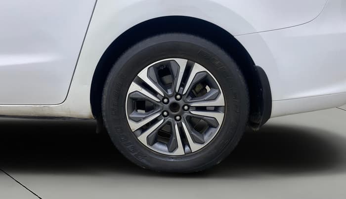 2020 KIA CARNIVAL PRESTIGE 2.2 7 STR, Diesel, Automatic, 1,21,694 km, Left Rear Wheel