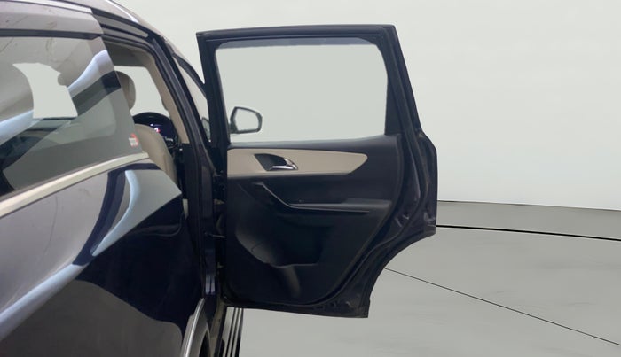 2022 Mahindra XUV700 AX 7 LUXURY P AT 7 STR, Petrol, Automatic, 76,554 km, RHS Rear Door