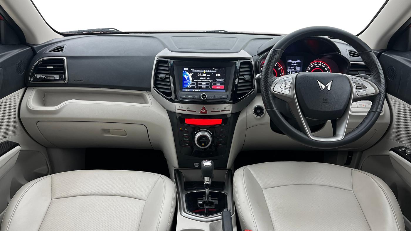 2023 Mahindra XUV300 W8 (O) 1.2 PETROL AMT, Petrol, Automatic, 9,410 km, Dashboard