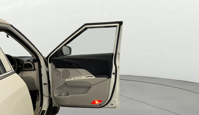 2022 Mahindra XUV300 W4 1.2 PETROL, Petrol, Manual, 56,241 km, RHS Front Door