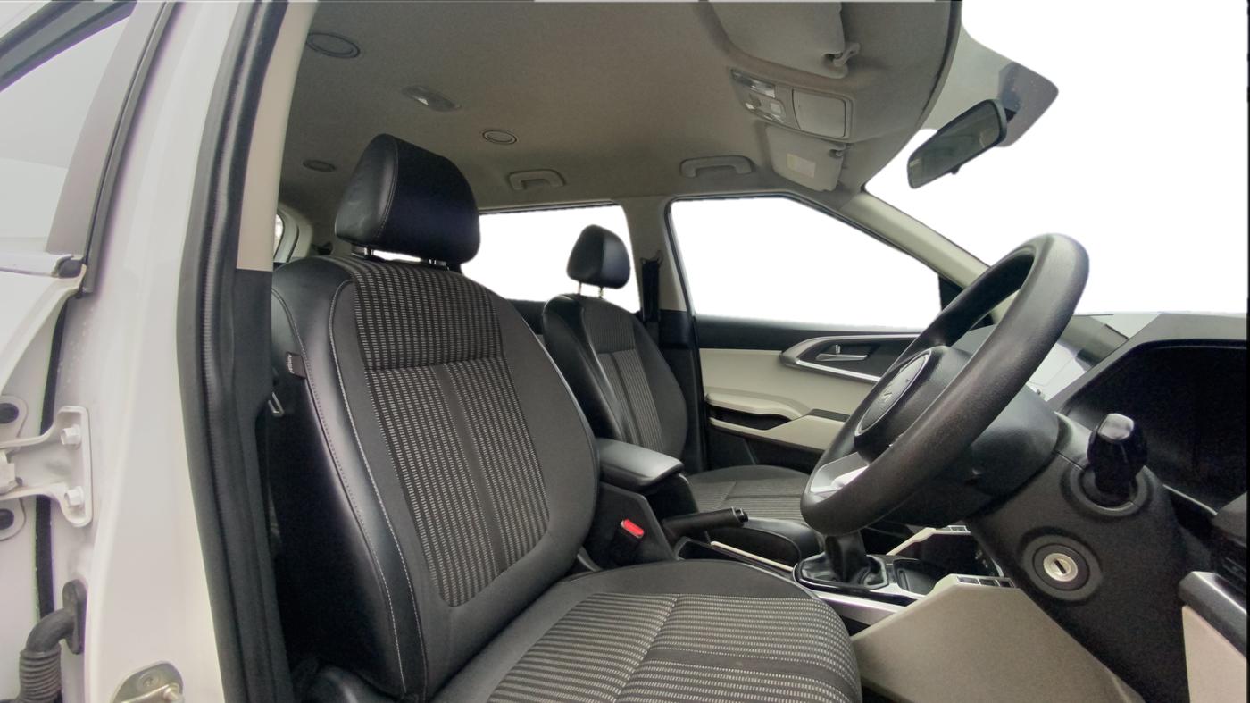 2023 KIA CARENS PRESTIGE 1.5 PETROL 7 STR, Petrol, Manual, 47,620 km, Right Side Front Door Cabin