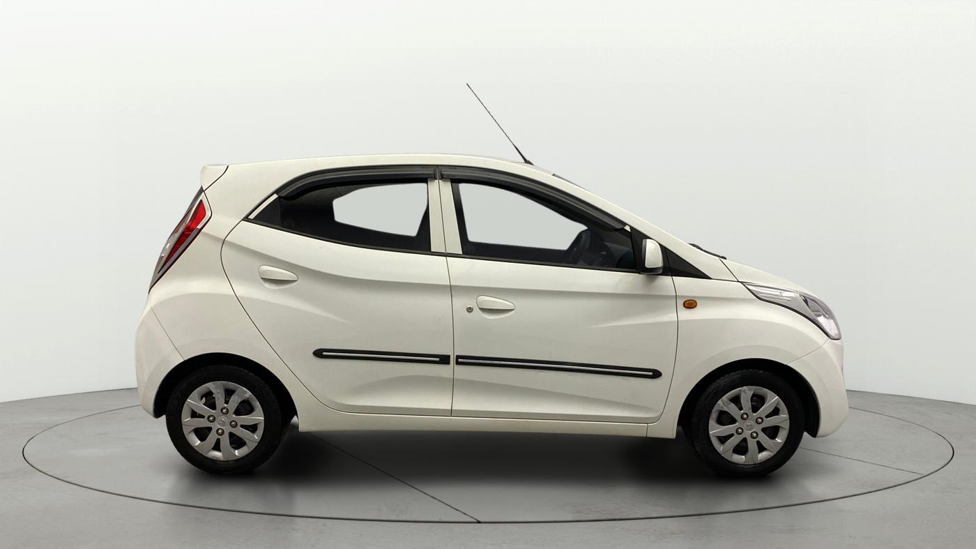 2018 Hyundai Eon SPORTZ, Petrol, Manual, 22,380 km, Right Side View