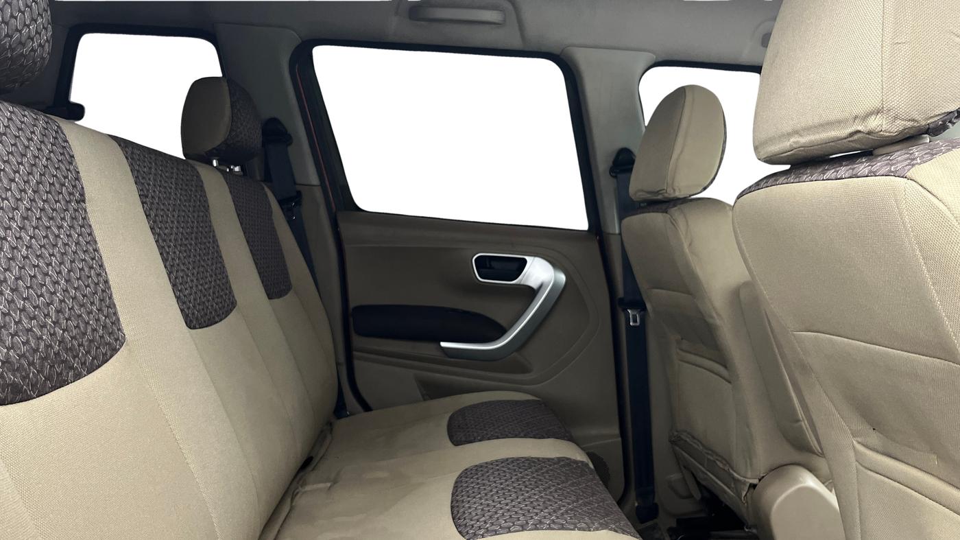 2017 Mahindra TUV300 T8 DUAL TONE, Diesel, Manual, 1,12,490 km, Right Side Rear Door Cabin