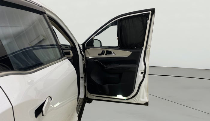 2022 Mahindra XUV700 AX 7 LUXURY D AT 7 STR, Diesel, Automatic, 93,680 km, RHS Front Door