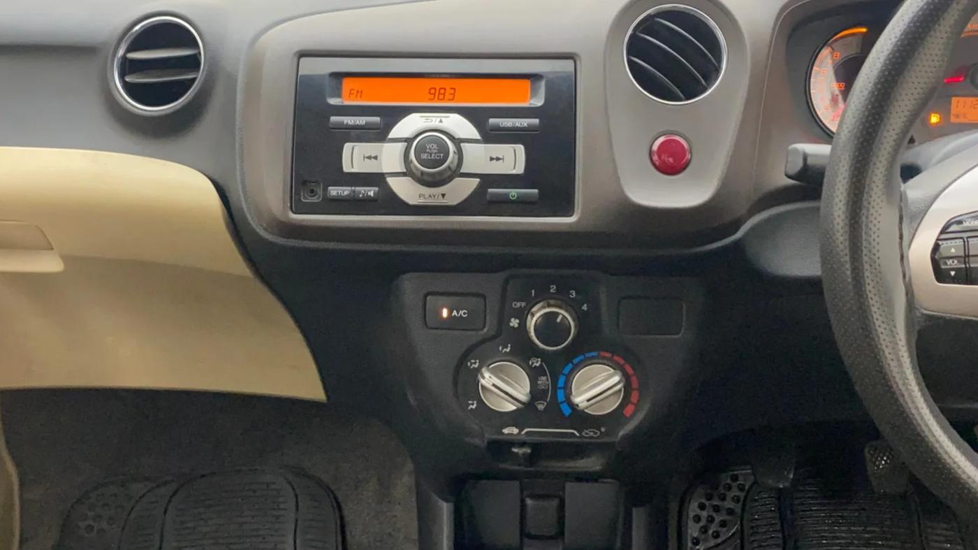 2013 Honda Brio S MT, Petrol, Manual, 1,11,190 km, Air Conditioner