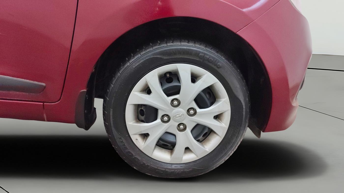 2015 Hyundai Grand i10 SPORTZ 1.2 KAPPA VTVT, Petrol, Manual, 26,180 km, Right Front Wheel