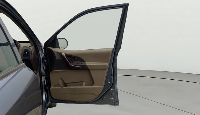 2014 Mahindra XUV500 W4, Diesel, Manual, 1,12,565 km, RHS Front Door