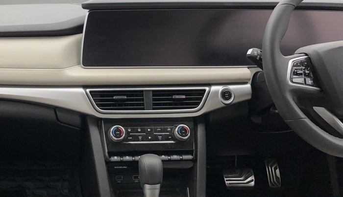 2023 Mahindra XUV700 AX 7 P AT 7 STR, Petrol, Automatic, 11,821 km, Air Conditioner