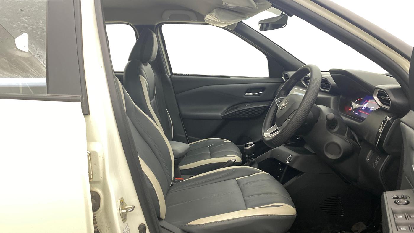 2024 Nissan MAGNITE N-Connecta B4D 1.0 Petrol MT, Petrol, Manual, 10,573 km, Right Side Front Door Cabin